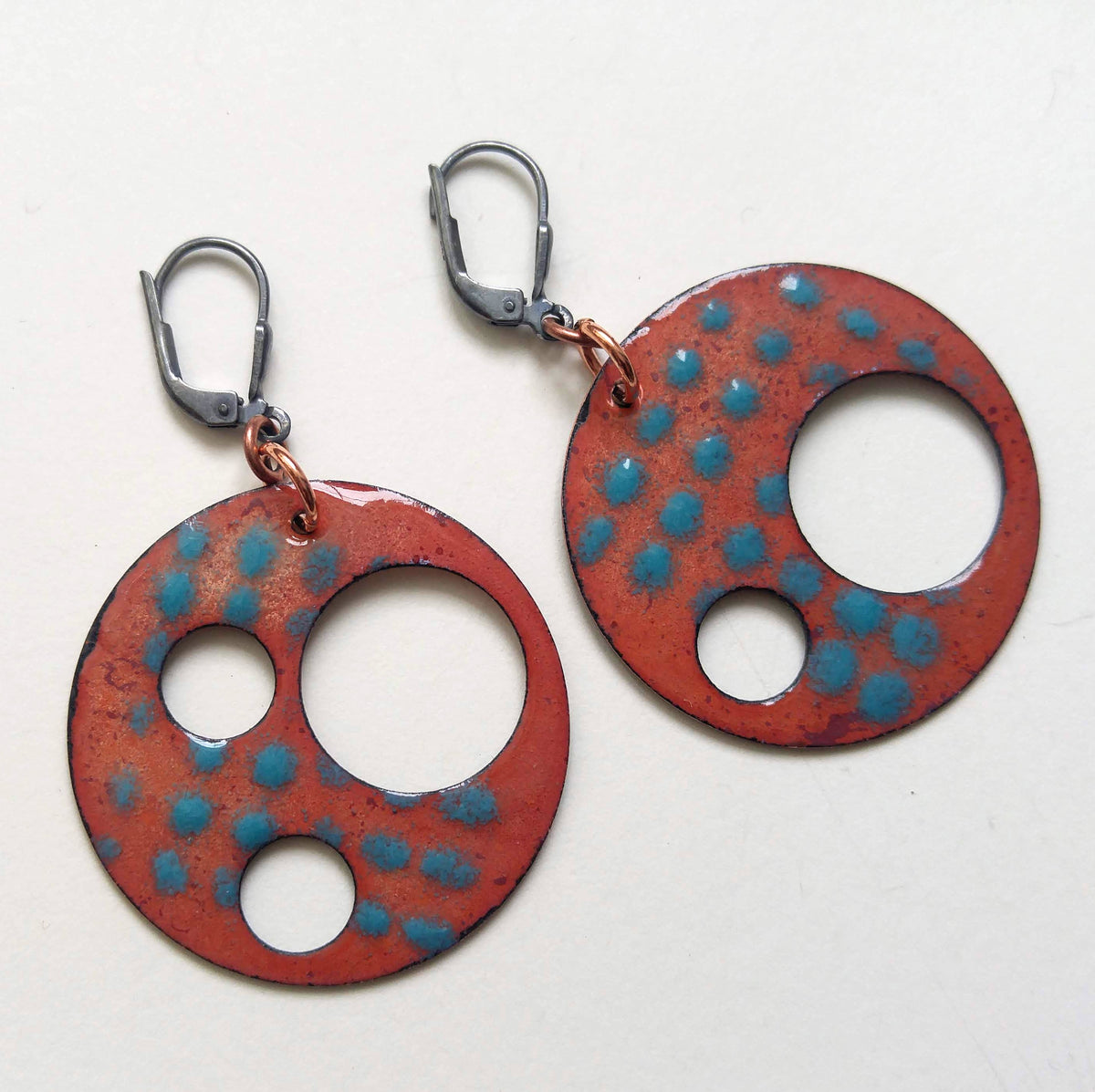 Boucles D'oreilles Argentées Poparazzi - Neuf Avec étiquettes - 3 Niveaux De Relief Détaillés